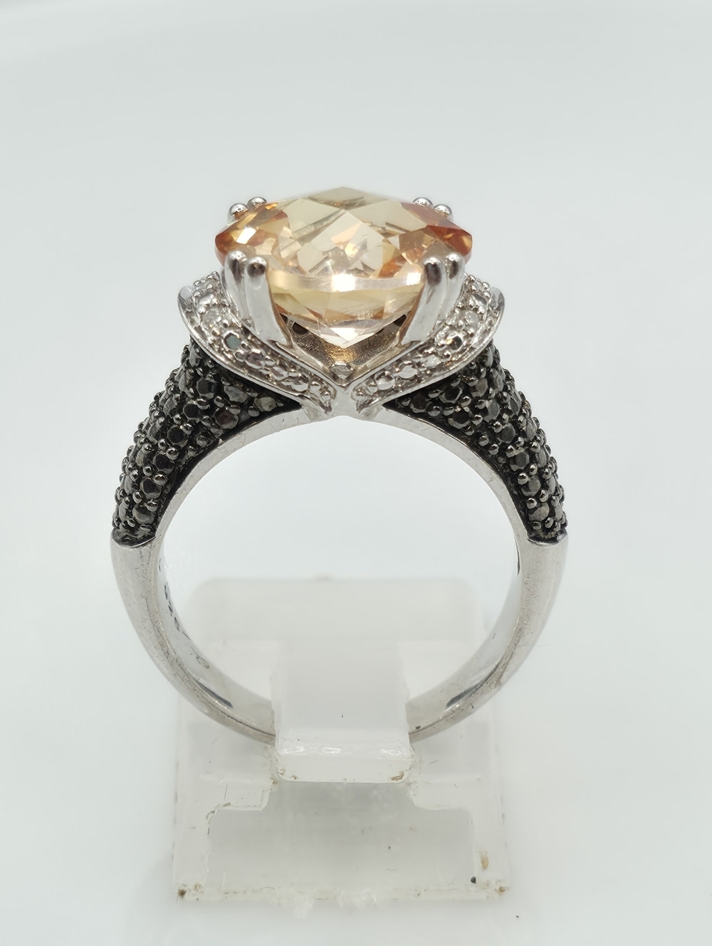 NWOT Shimmering Sapphire And Diamond Ring